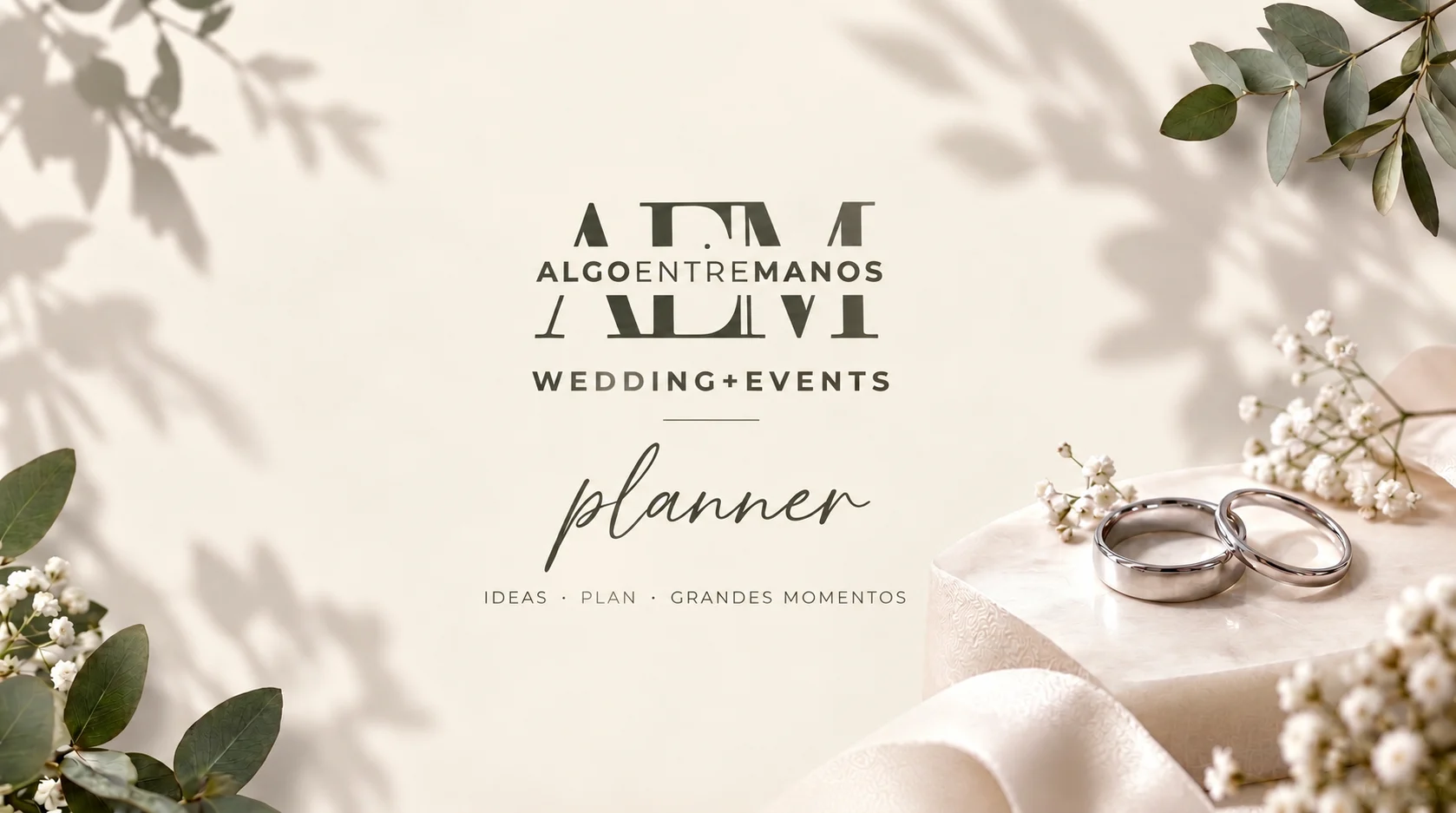 Poster editorial de AEM Planner — Algo Entre Manos Wedding + Events, con logotipo central, eucalipto, flores de novia y anillos de boda