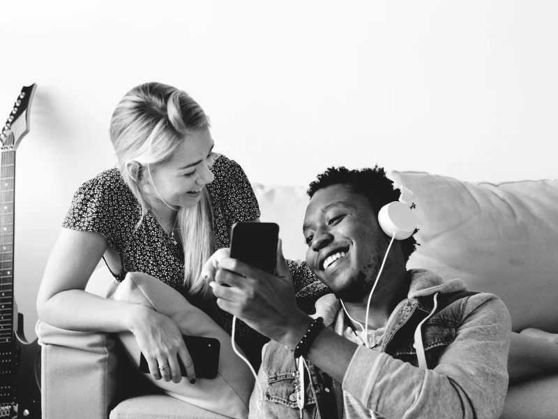 Personas disfrutando música personalizada